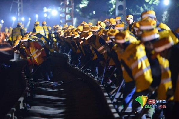 西安站千名工人凌晨上班保春运 完成联锁设备换装