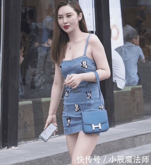 #妩媚#小姐姐的蓝色牛仔裙好可爱,笑容也是可爱妩媚,回头率超高的