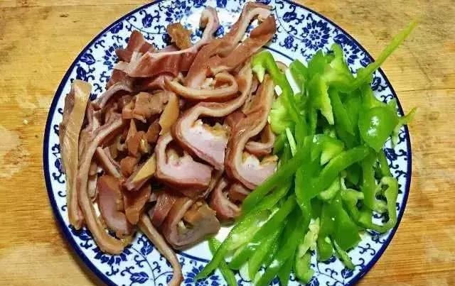  『肉贩』它是猪身上最珍贵的一块肉,肉贩不卖留着自己吃,识货的人抢着买