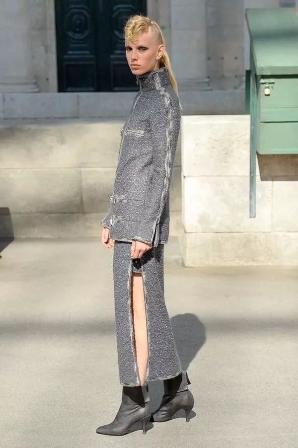 我们在巴黎大皇宫变的书报亭里问了周迅和刘雯一些小秘密……