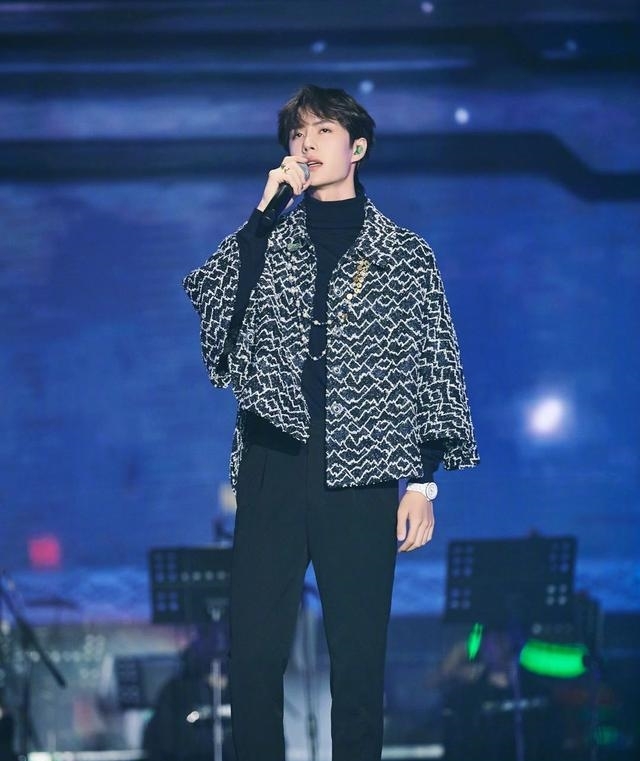 王一博跨年演唱会造型