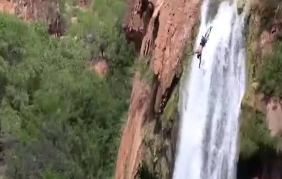 为纪念丧命于悬崖的老友，他从30米高处一跃而下！