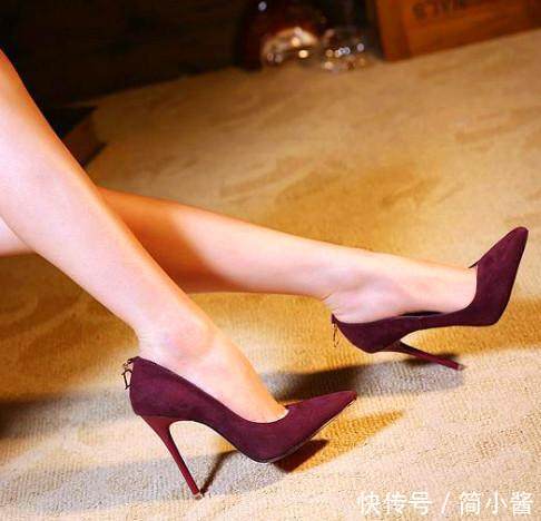 摩登的尖头细跟设计，露出迷人的脚背，让你更加的有魅力