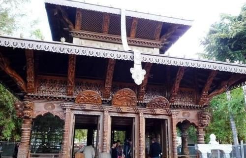 马来西亚有座蛇庙，庙中青蛇盘踞，却能与人和平共处！