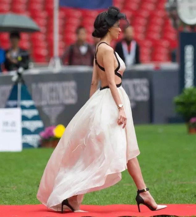 林志玲这波露背装什么水平?网友:鼻血流一地的水平!