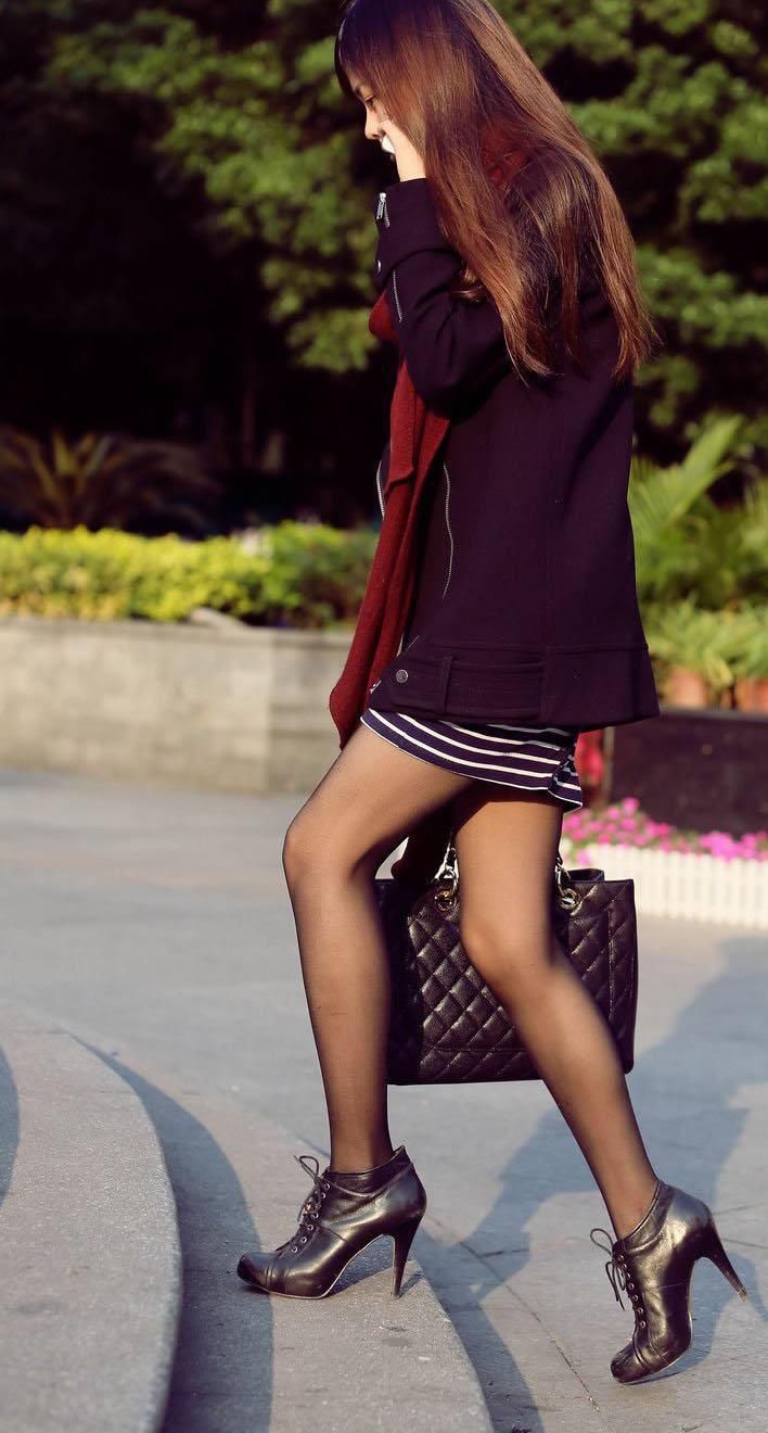 街拍:黑丝靓女秀美长发,耀眼的身材吸引过客的眼球