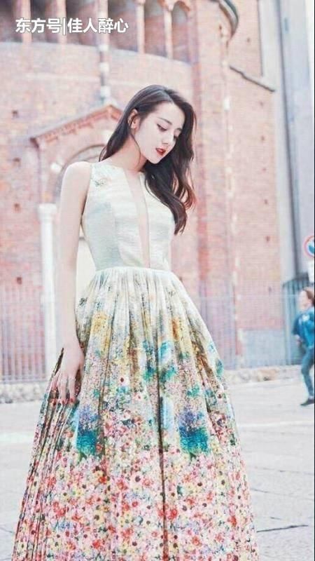 迪丽热巴身穿T恤配紧身裤，展现完美身材，网友彻底hold不住了！