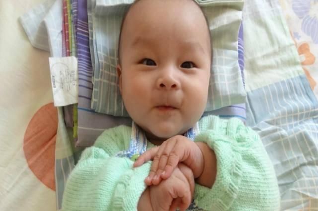  「孩子睡觉」辛苦带娃“累成狗”，育儿专家：读懂娃的这些“暗语”带娃不费劲