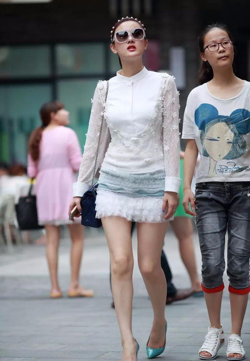 街拍：蕾丝雕花连身裙，看着就不是便宜货！