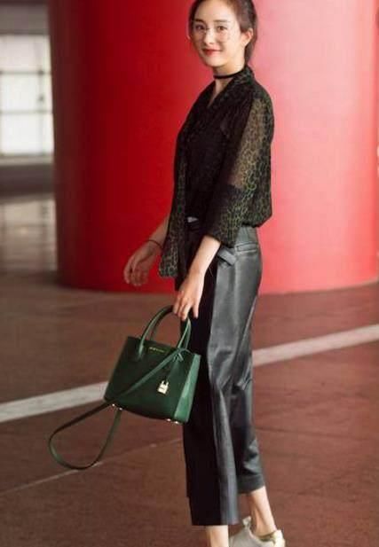 “杨幂”机场亮相！满屏大长腿，最后一张鞋子“抢镜了”