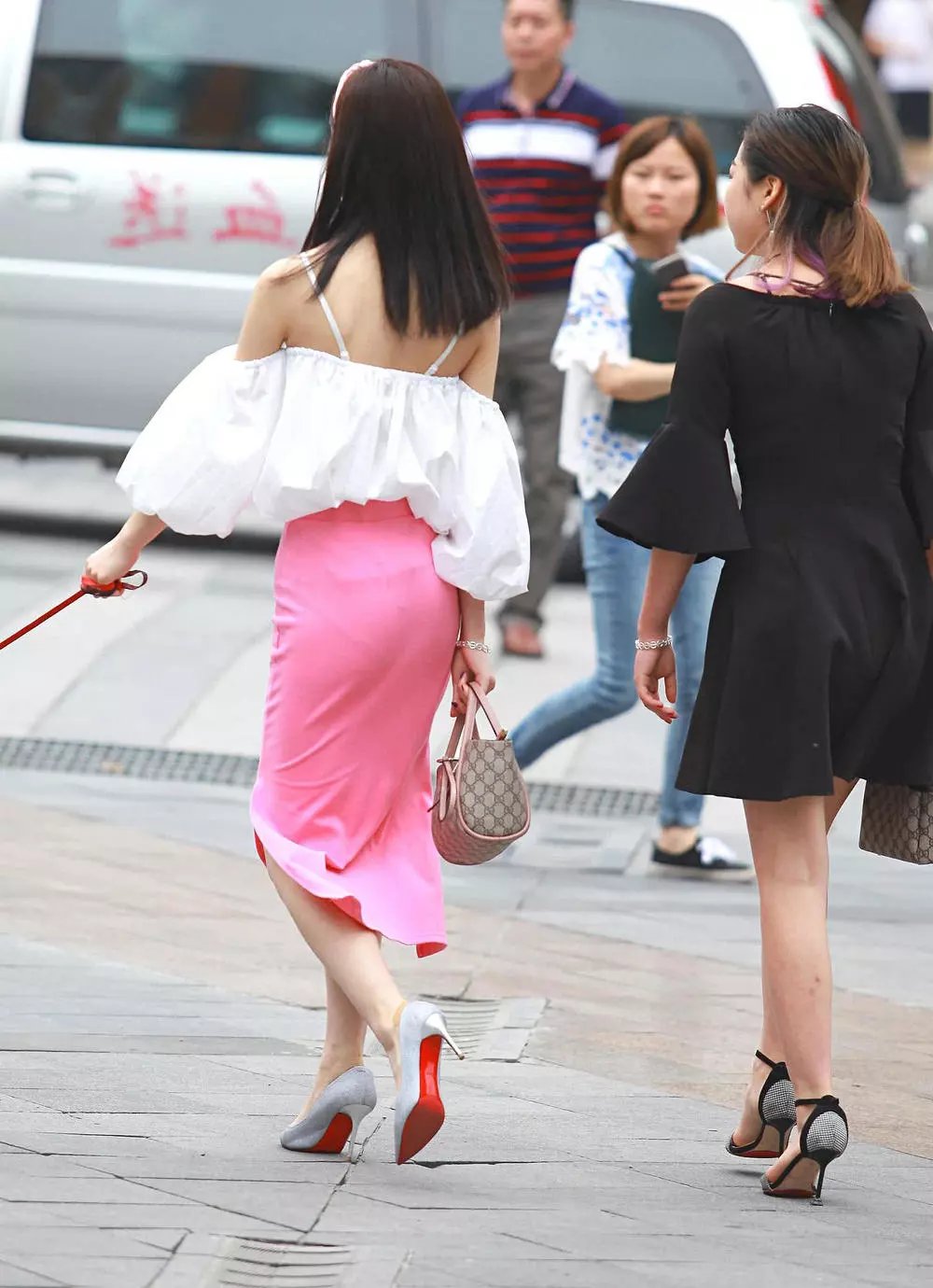 街拍美女和她的小宠物狗