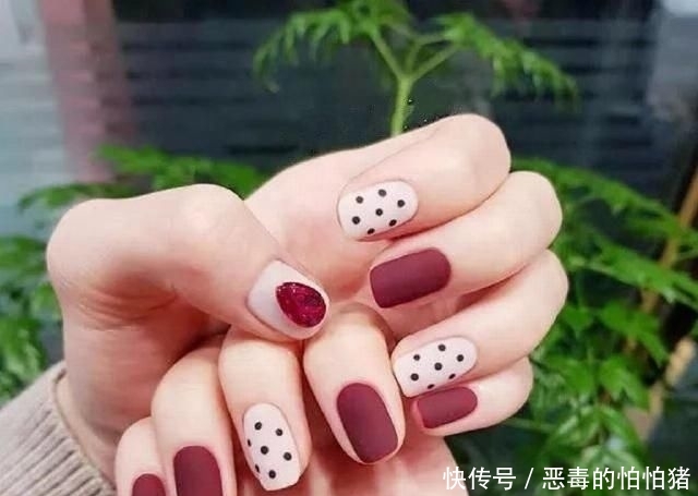  『美甲』2020年流行的5种美甲款式，款款温柔又好看，还特显手白！