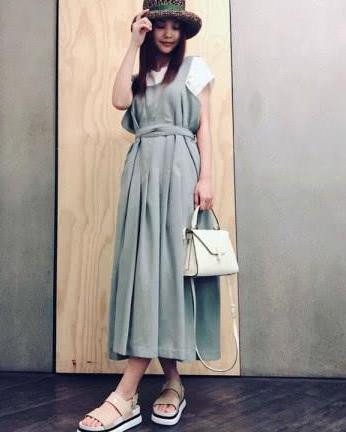 离开精修的杨丞琳，清新白色连体裤笑容僵硬，一脸皱纹简直不能看