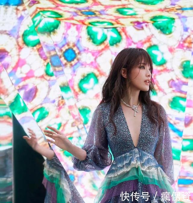 42岁舒淇要逆天穿深V扎丸子头似少女，然而身穿星空裙才叫惊艳