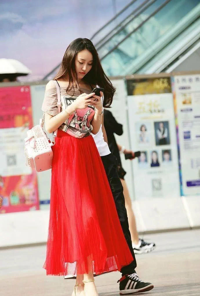 街拍：光鲜俊美穿短裙的小姐姐，身姿曼妙曲线性感很美！