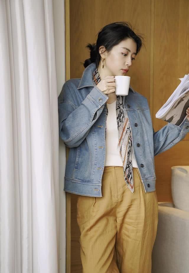  『博主』牛仔外套如何穿出高级复古风？学三木博主搭配卡其色长裤，太美了