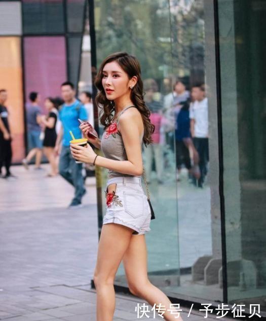  「气质」街拍：拨弄头发的美女，一袭大红色连衣裙，更显肤白貌美的气质