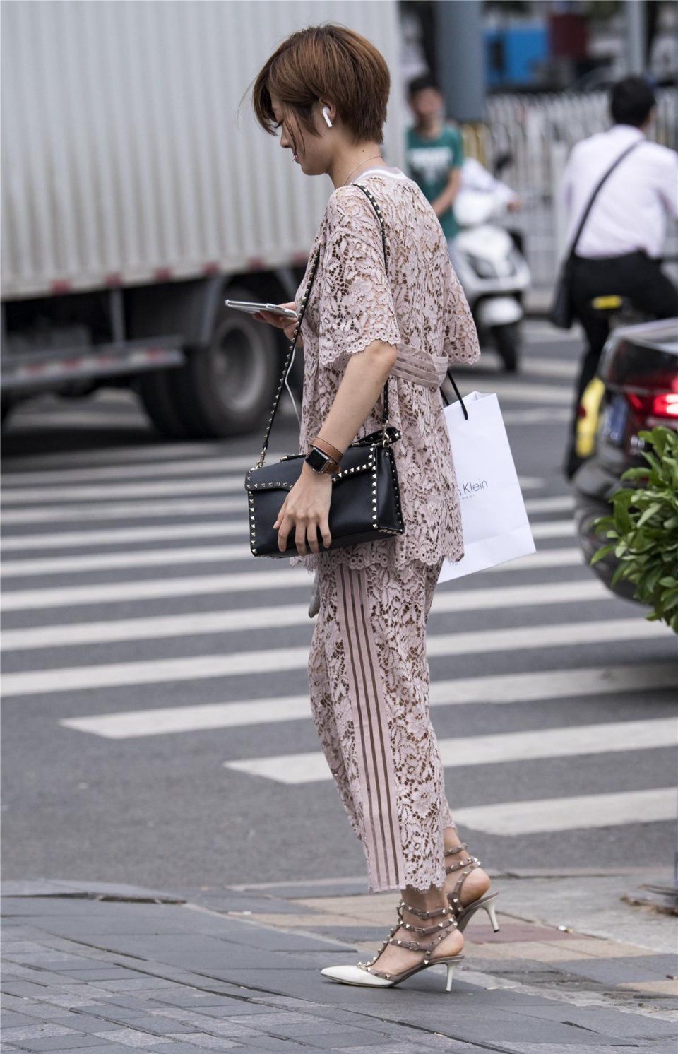 街拍:穿雷斯莎装的姑娘，尽显华丽高雅气质