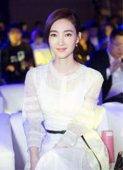 王丽坤不愧素颜女神！一袭白裙美若天仙，网友：林更新就偷着乐吧