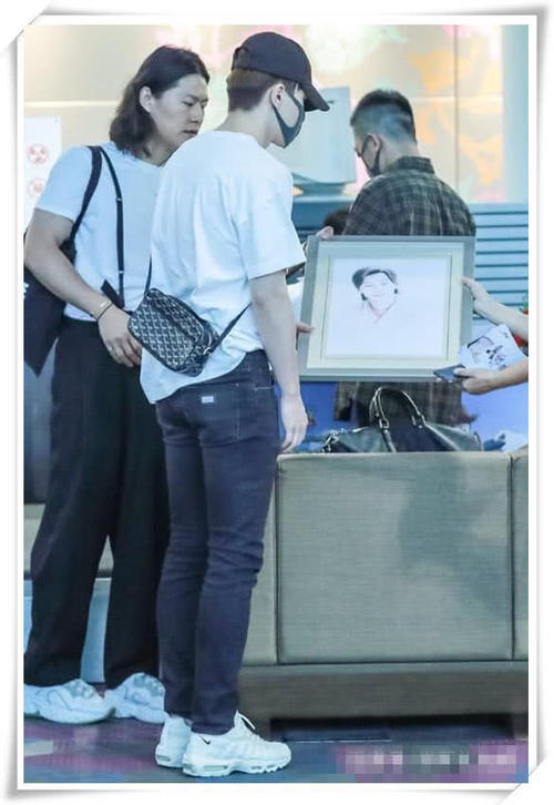 邓伦的私家服真的很“普通”，这裤子也太紧了吧，网友：看着好娘