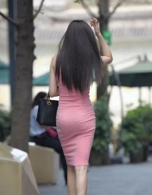  [气质]街拍：眉清目秀的小姐姐，一件灰色上衣配牛仔短裤，青春活力气质