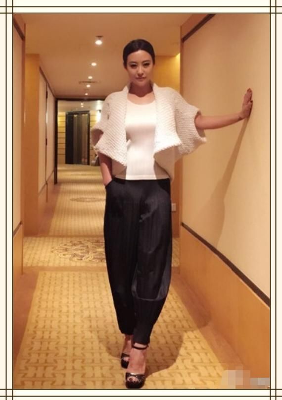 39岁郝蕾真会“装”，白衬衫搭配黑色鱼尾裙，穿出满满的女人味
