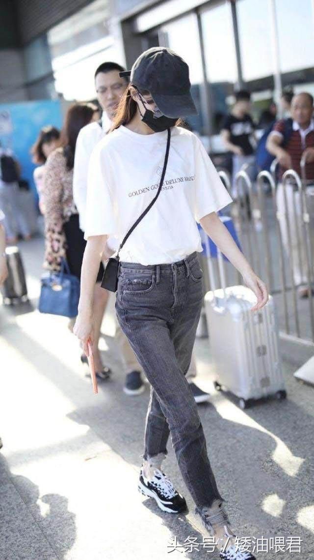 史上最惨烈撞衫：贾玲唐嫣同穿白T，网友：就算没胸也要减肥到底