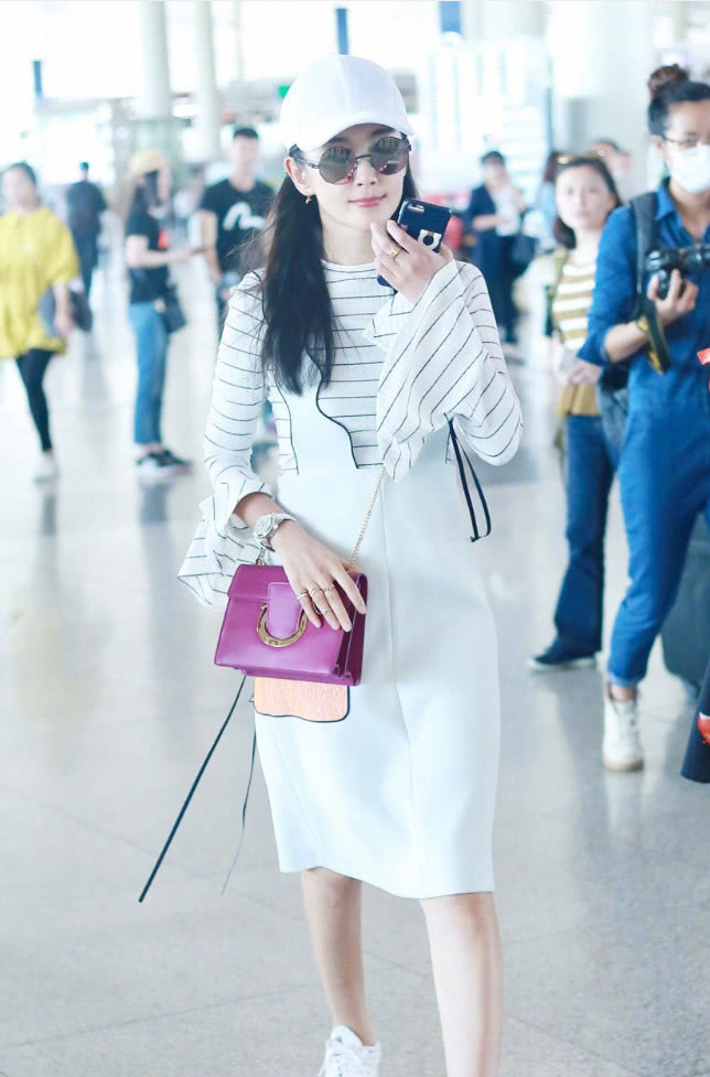 李冰冰身穿开叉长裙，大露美背好身材吸睛，举手投足女神范儿！