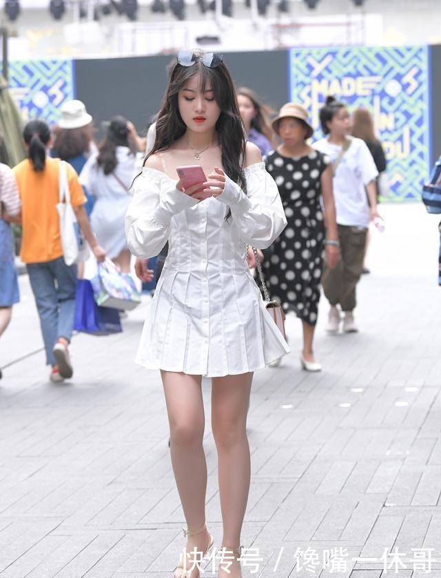 精致@街拍:小姐姐吊带好细,用与众不同的搭配,凸显精致美感