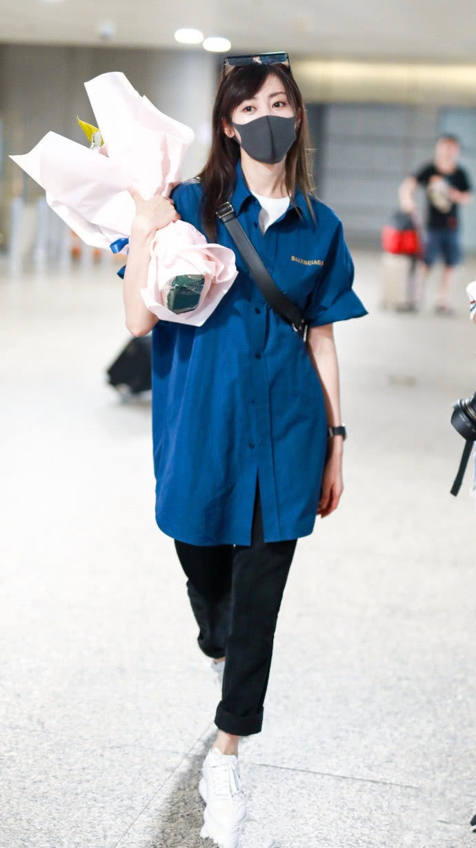 张天爱穿蓝色衬衫，搭配牛仔短裤秀美腿 ，网友：身材比例真好