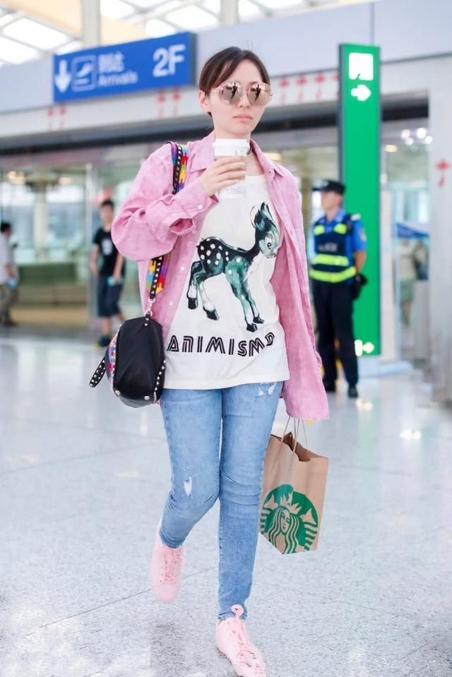 张靓颖穿紧身牛仔裤的效果我沉默了，网友：还是穿短裙吧！