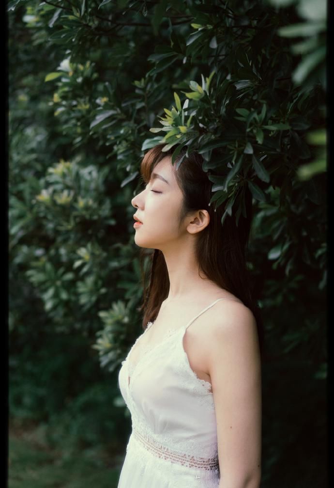 丰满大胸美女深V吊带性感写真图片