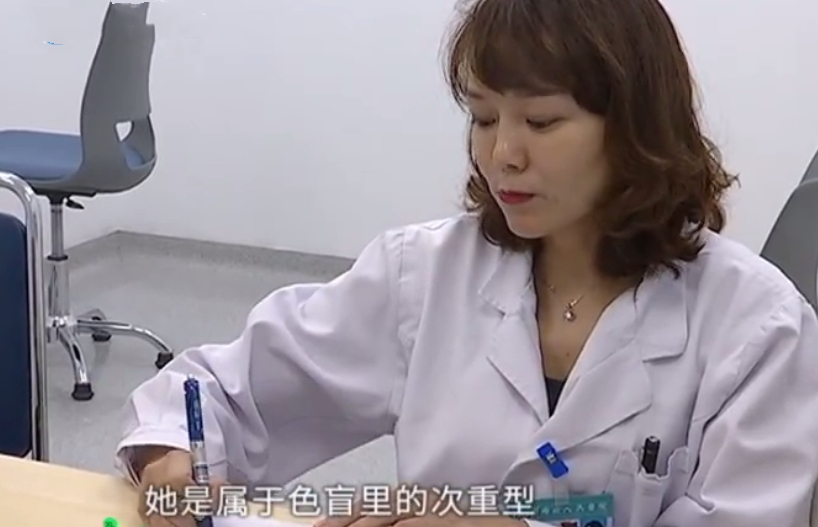 女子称色弱有个驾照梦,业务员:700搞定,校长