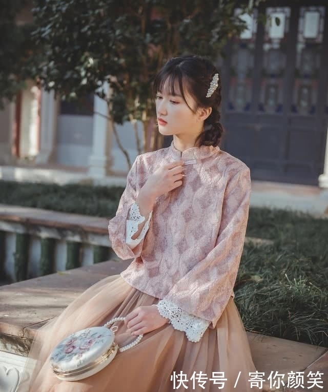  粉色|今年春天火了一种穿法，叫“中式上衣＋半裙”，清纯温婉又显高！