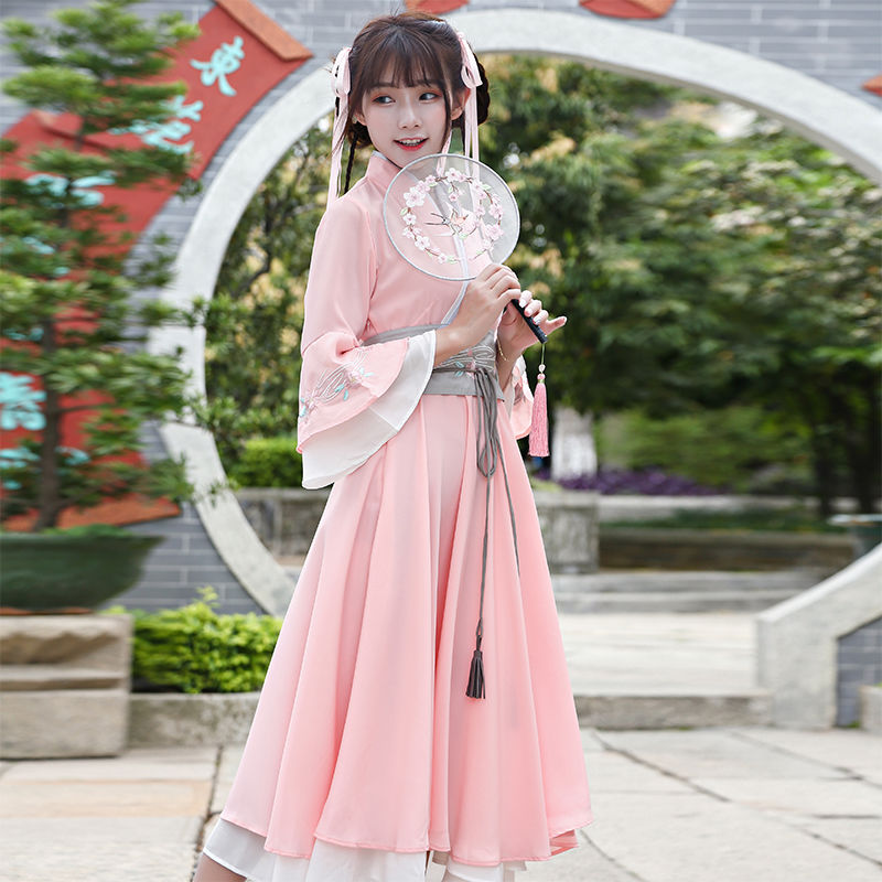 厉害了，如今中国少女穿的这些“改良汉服”，气质出众似神仙姐姐