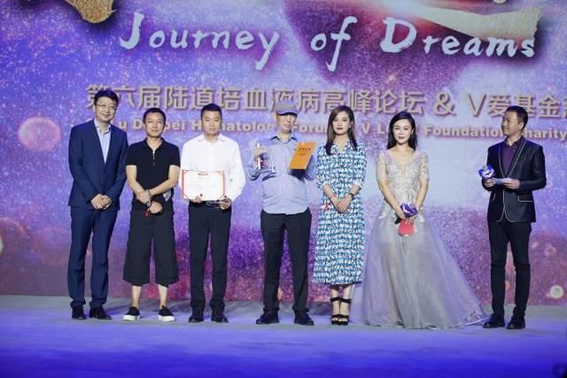 赵薇真瘦了，身穿白色连衣裙，看起来完全是百斤不到的女子