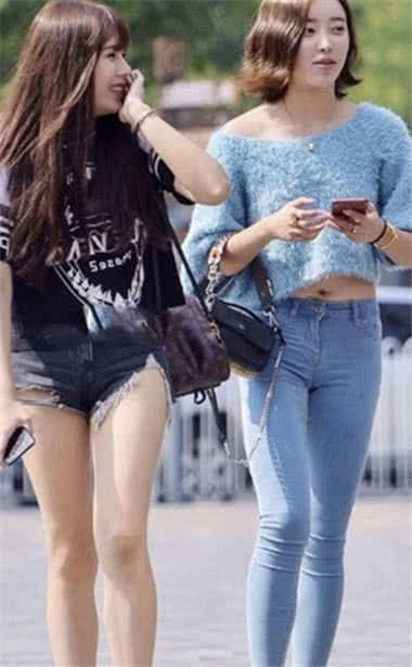 清新的小姐姐，浅蓝的紧身裤显出精健有力的曲线，感觉很清凉