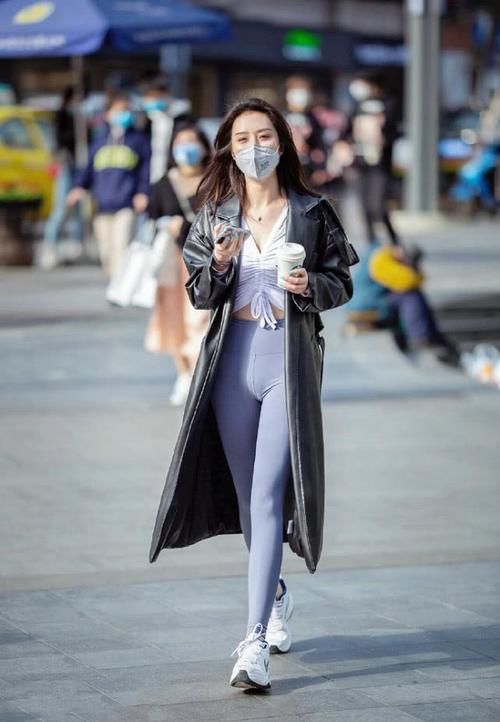 长款■长款皮披风配紧身运动裤 很酷很美 走在街头自信无比