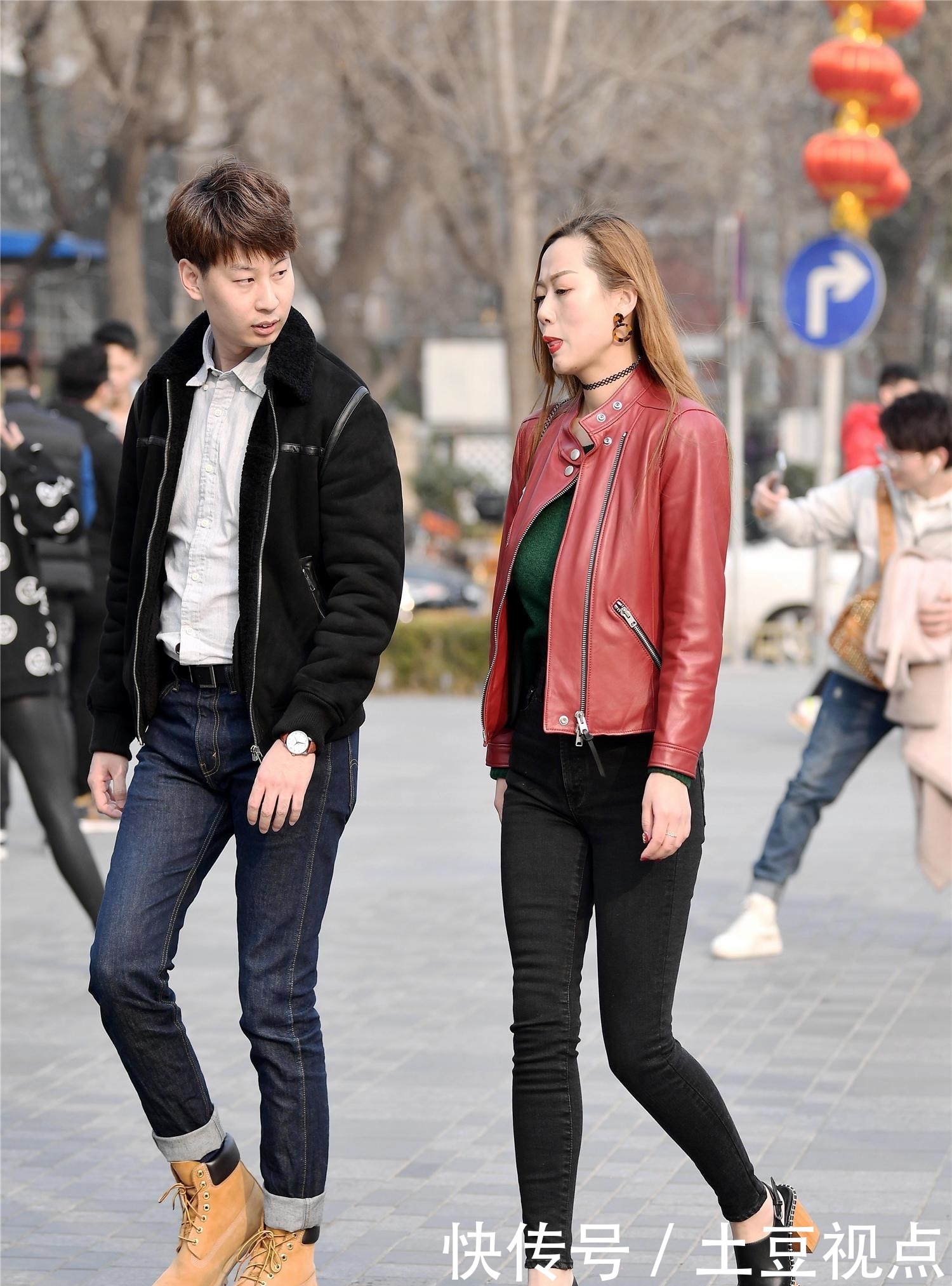 【姑娘】街拍:穿着紧身牛仔裤的姑娘,都是对自己身材非常自信,搭配出气质美