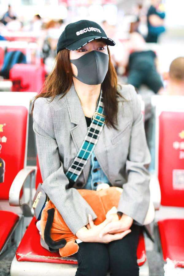 秦岚瘦成一条闪电, 这么紧的裤子也塞得下, 低头看看这腿缝太宽了