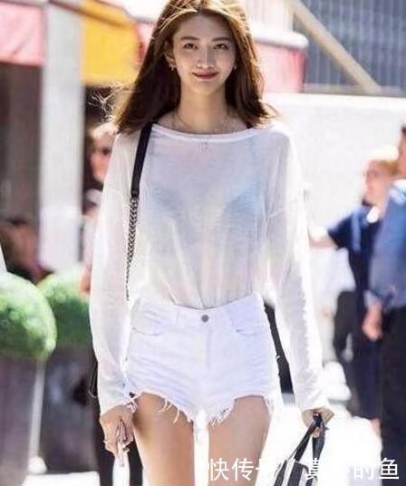 路人街拍：白色透视装的小姐姐，给人一种若隐若现的美！
