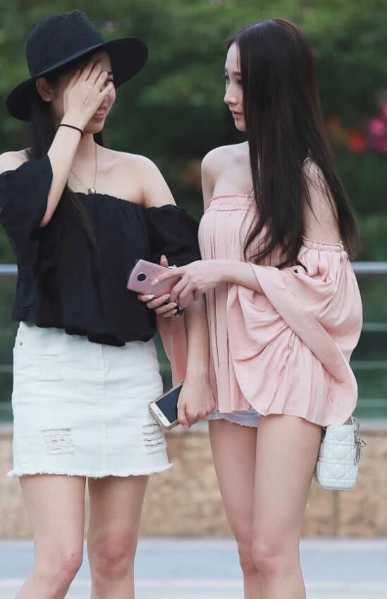 街拍美女：时尚小姐姐嫩粉色一字肩连衣裙盖过臀部，有几分小性感