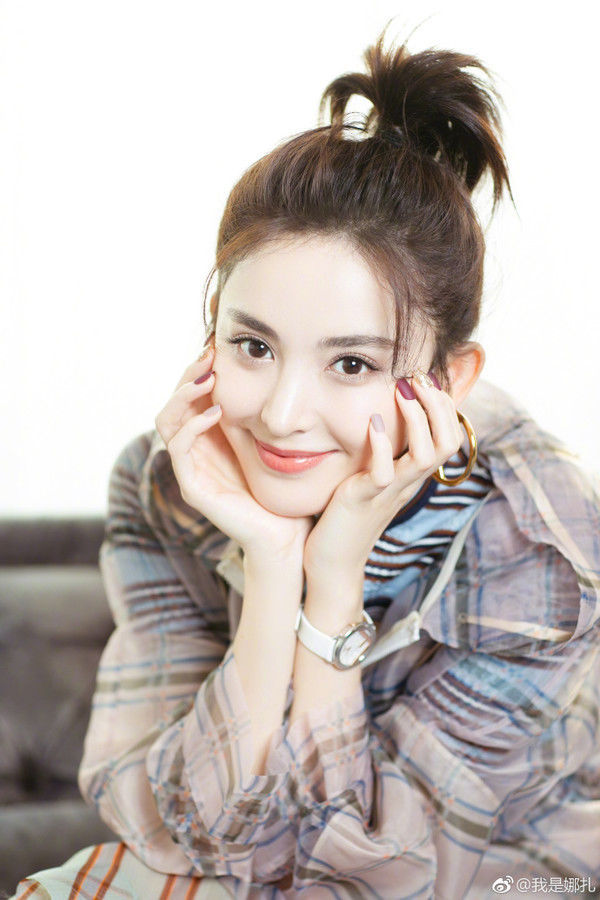 娜扎这本发型教科书也踩雷了?这样扎丸子头简直自寻死路...