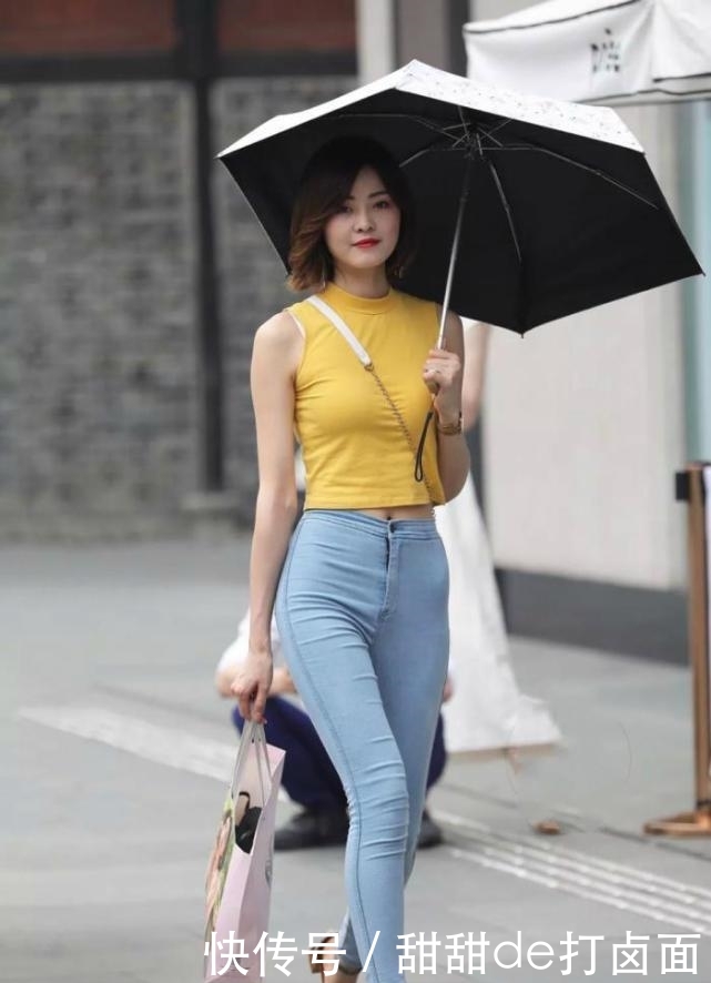  #优雅#亮黄色背心，修身牛仔裤，温柔大气，成为街上优雅动人的风景线！