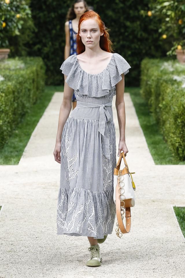 纽约时装周古力娜扎阿汤嫂比邻而座全程无互动，被孤立的中国小花