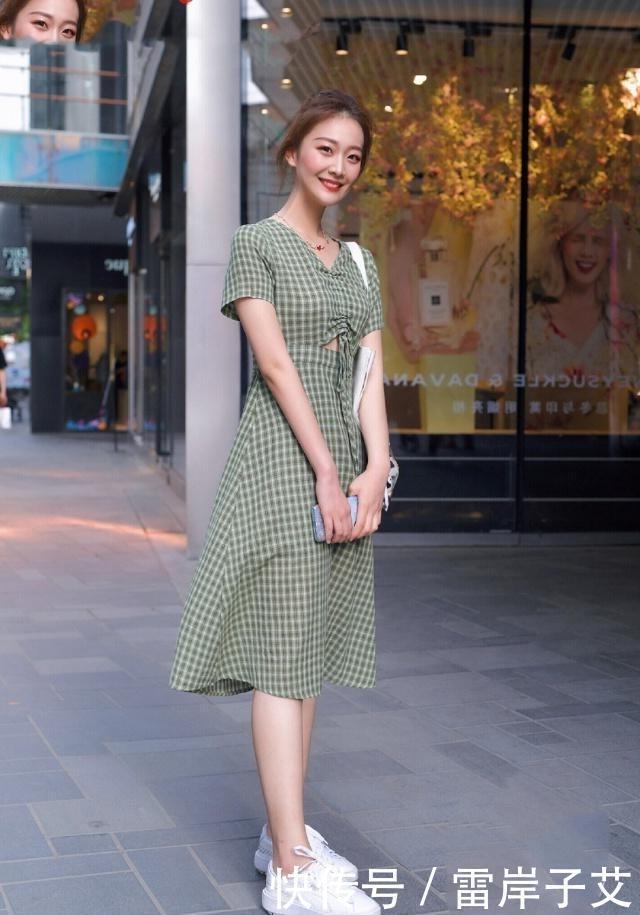 『设计』路人街拍,绿色格子连衣裙很显青春,非常适合年轻女孩