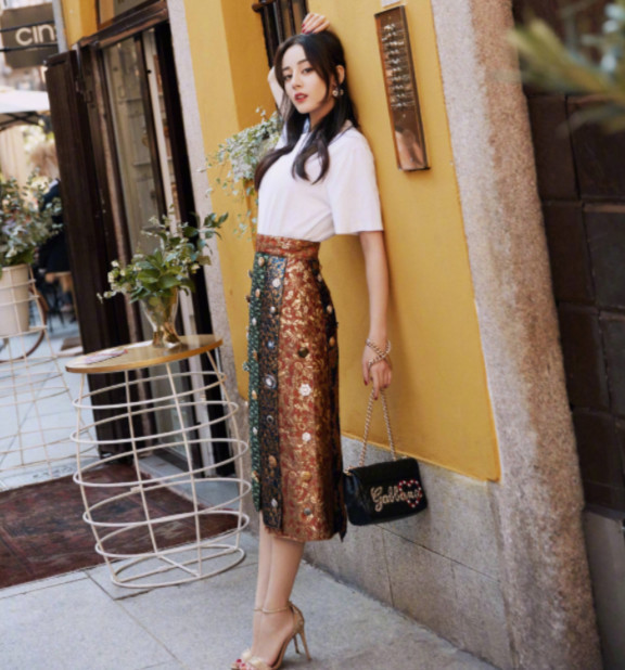 迪丽热巴真奇怪,那么紧的裙子也穿得进去,还把前凸后翘曲线穿没