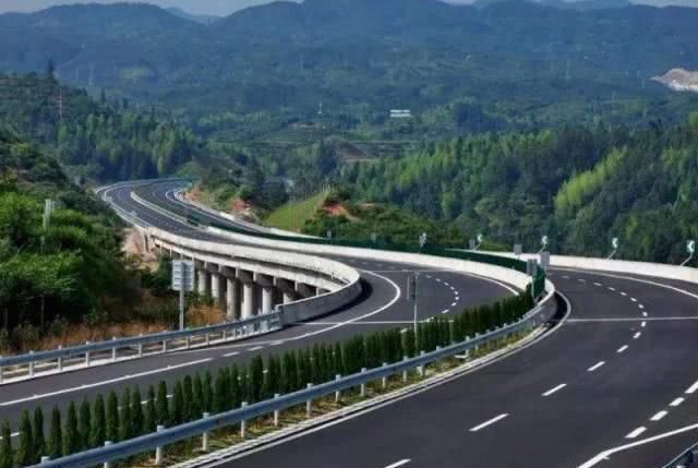 高速路上汽车爆胎，停在应急车道换备胎，结果下高速发现被扣6分