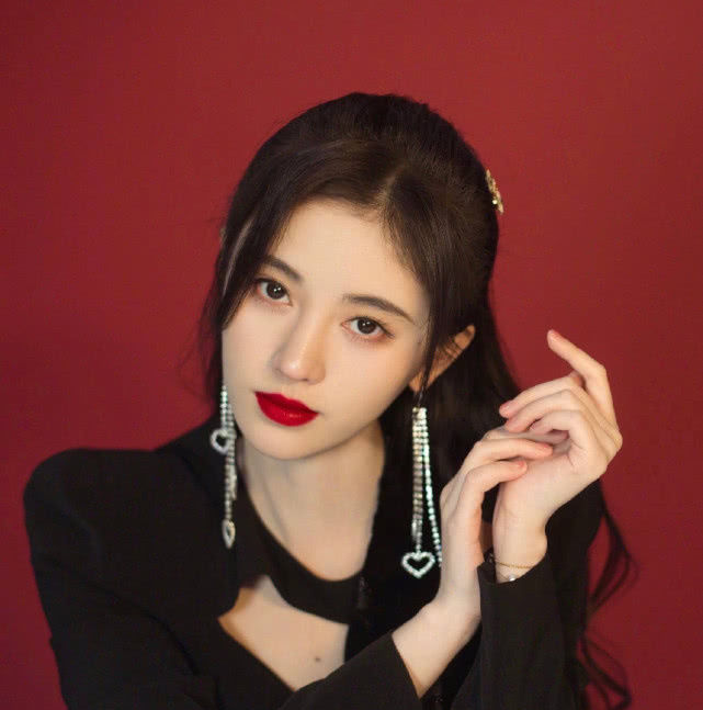  美女：鞠婧祎之后, SNH48又有位“四万年美女”, 颜值差距一目了然