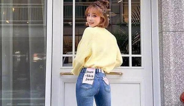 路人街拍:高颜值的长腿小姐姐,吊带短裙穿出女人的优雅和性感